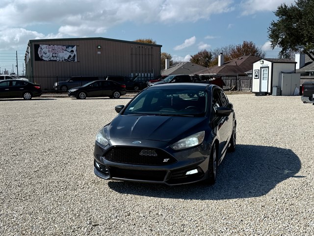 Gray (Magnetic Metallic) 2017 Ford Focus Hatchback Front-Wheel Drive 6-Speed Manual